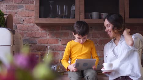 Fröhlicher-junge-spielt-auf-digital-Tablette