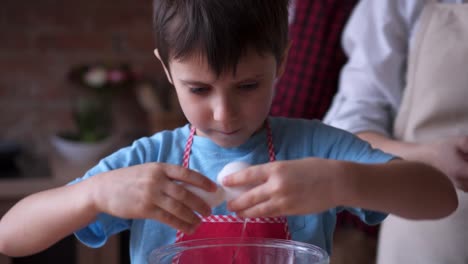 niño-pequeño-cocinar-huevos-en-la-cocina