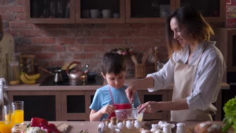 glückliche-Momente-mit-der-Familie-in-der-Küche