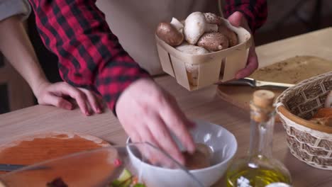 Mann-und-Frau-Kochen-Pilze