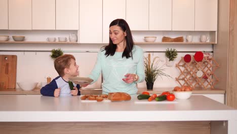 Madre-e-hijo-en-la-cocina-