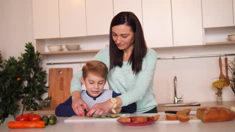 Madre-e-hijo-en-la-cocina-