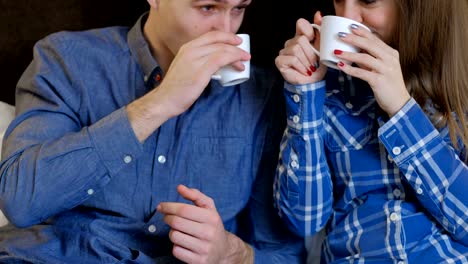 bequemes-paar-Freizeit-trinken-Schlafzimmer-sprechen