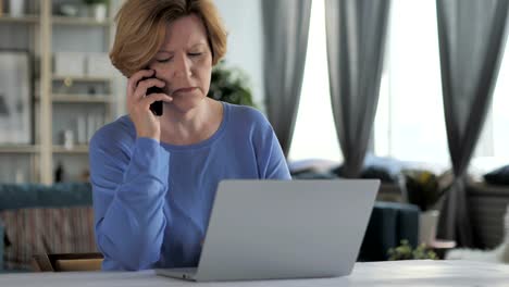 Böse-alte-Senior-Frau-arbeiten-am-Telefon-diskutieren