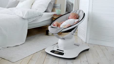 Bebé-duerme-en-una-silla-mecedora-para-niños-diseño-de-alta-tecnología-en-dormitorio-blanco