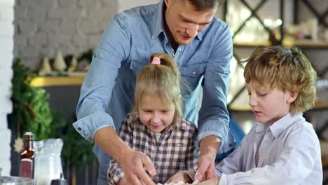 Vater-machen-Pizzateig-mit-Kindern