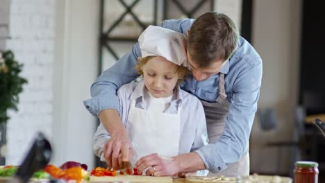 Jungen-lernen,-Nahrung-mit-Vater-zu-schneiden