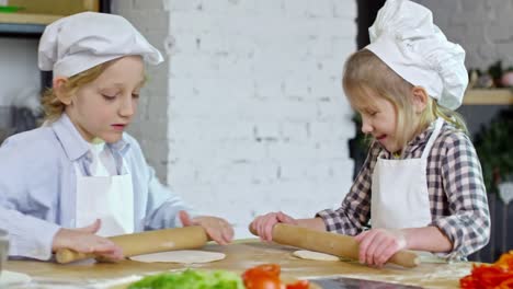 Zwei-süße-Kinder-lernen-Kochen