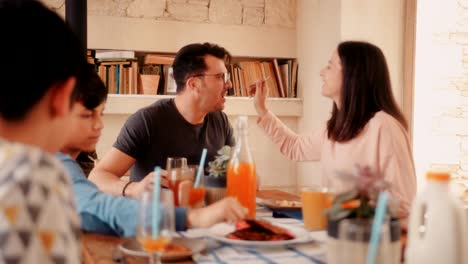 Mann-und-Frau,-die-morgens-beim-Frühstück-mit-Kindern