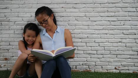 Mother-and-daughter-read-funny-stories.