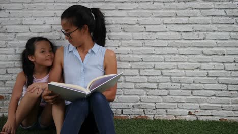 Mother-and-daughter-read-funny-stories.