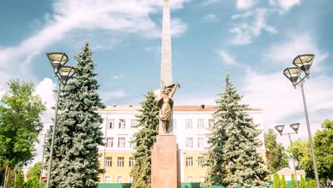 Gomel,-Belarus.-Monument-To-Heroes-members-Of-The-Komsomol-At-Crossroads-Of-Streets-Of-Karpovicha-And-Zharkovskogo-In-Sunny-Winter-Day,-Hyperlapse