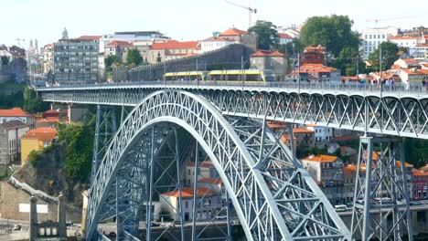 Straßenbahn-Kanal-Flüsse-Stadt