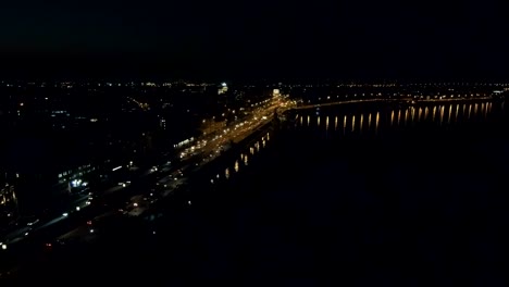 Vista-aérea-de-Drone:-vista-del-paseo-de-noche-con-coches-y-puentes-superior.