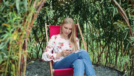 Junge-Frau-mit-Smartphone-in-Anlage-Pavillon