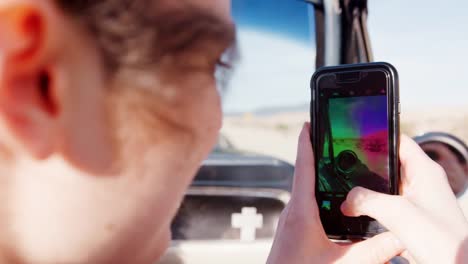 Mujer-en-el-frente-asiento-de-abrir-coche-filmando-con-teléfono