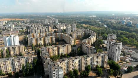 Vista-aérea-de-edificios-residenciales-de-varios-pisos-en-la-ciudad