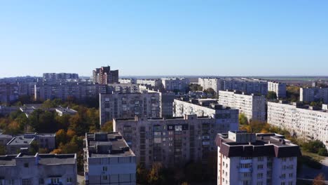 Blick-aus-der-Vogelperspektive-der-Gebäude-der-Kleinstadt