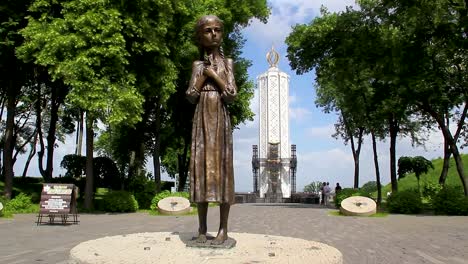 Nombre-Memorial-judío-Kiev-Ucrania