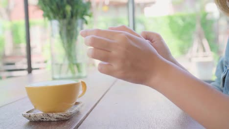 Bloggerin-Tasse-grüner-Tee-im-Café-mit-ihrem-Telefon-zu-fotografieren.-Eine-junge-Frau-nehmen-Foto-von-Kaffee-Tee-auf-Smartphone,-Mahlzeit-mit-Handy-Kamera-fotografieren.