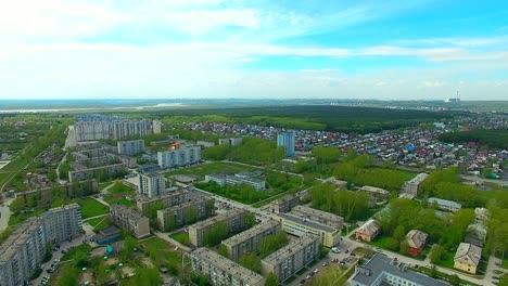 Drone,-Quadrocopter-fliegt-über-die-Sommer-Stadt.-Viel-Grün-in-der-Stadt