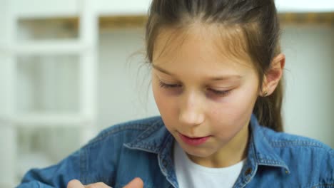 Retrato-de-niña-jugando-juegos-en-línea-en-la-tableta