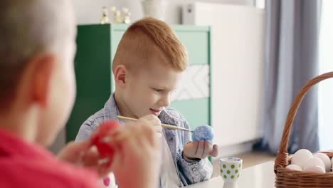 Niños-felices-pintando-huevos-de-Pascua