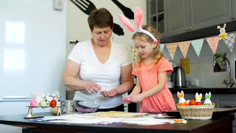 Abuela-y-nieta-hornear-galletas-de-Pascua