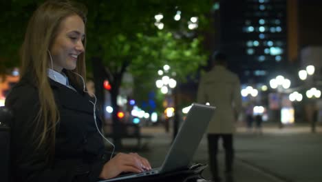 Businesswoman-video-calling-on-laptop-outdoors-in-the-evening