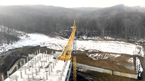 Bau-im-Winter.-Fliegen-in-der-Nähe-von-Hochhauskran.