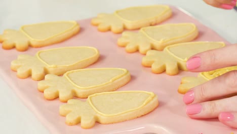 Decorar-galletas-de-azúcar-de-Pascua-con-glaseado-real.