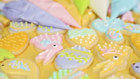 Galletas-de-azúcar-de-Pascua-decoradas-con-colores-pastel-de-glaseado-real.