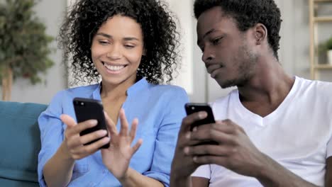 Afrikanisches-Ehepaar-mit-Smartphone,-Messaging