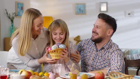 Familie-mit-Kind-feiert-Ostern-gemeinsam