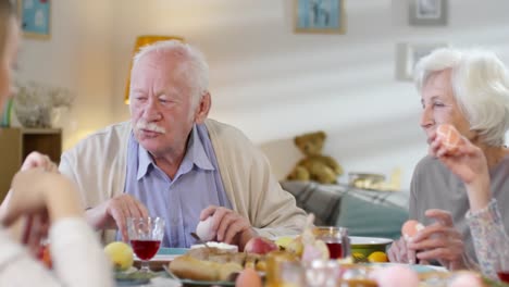 Abuelos-sonriendo-y-hablando-con-el-nieto-en-Pascua