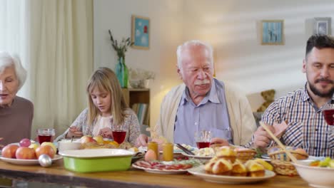 Familia-comiendo-y-hablando-en-la-cena-de-Pascua