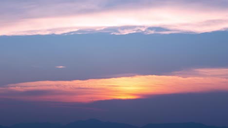 Lapso-de-tiempo-de-fondo-natural.-Intervalo-de-tiempo-del-atardecer.-El-movimiento-de-nubes-y-sol.