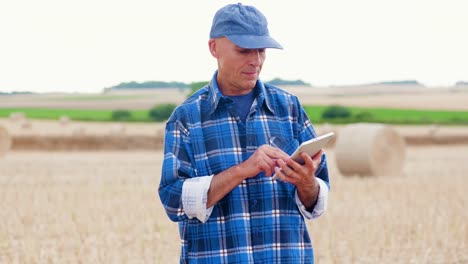 Moderne-Landwirtschaft.-Die-Liebe-zur-Landwirtschaft.-Landwirt-mit-digitalem-Tablet-bei-der-Prüfung-von-Bauernhof