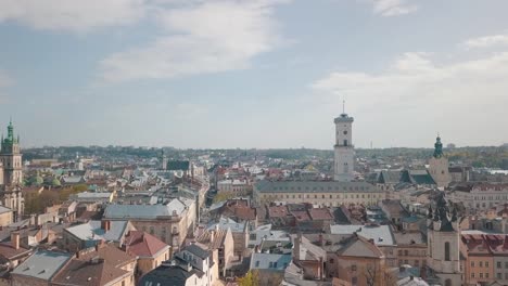 Ciudad-aérea-de-Lviv,-Ucrania.-Ciudad-Europea.-Zonas-populares-de-la-ciudad.-Ayuntamiento