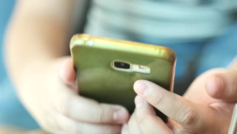 Joven-adolescente-jugando-juego-en-el-teléfono-inteligente-en-la-cafetería