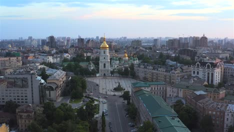 Flug-bei-Sonnenuntergang-über-der-St.-Sophia-Kathedrale,-Kiew,-Ukraine