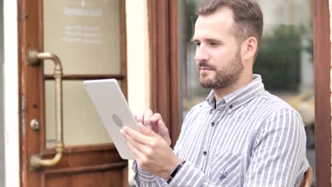 Bart-Casual-Mann-mit-Tablet-im-Freien