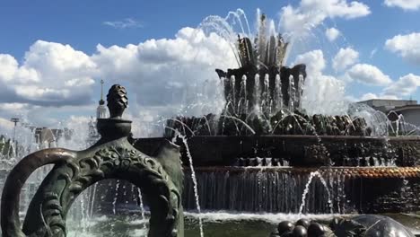 Brunnen-Slowmotion-im-allrussischen-Ausstellungszentrum---Moskau,---Russland