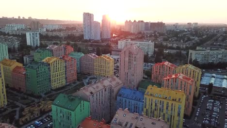 Edificios-coloridos-de-un-distrito-residencial,-disparos-aéreos-desde-un-dron-en-Comfort-Town.-Kiev,-Ucrania