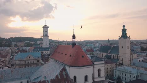 Ciudad-aérea-de-Lviv,-Ucrania.-Ciudad-Europea.-Zonas-populares-de-la-ciudad.-Ayuntamiento