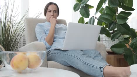 Mujer-usando-computadora-portátil-en-casa