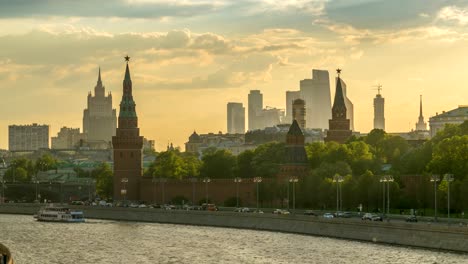 Moscú-Rusia-lapso-de-tiempo-4K,-horizonte-de-la-ciudad-al-atardecer-timelapse-en-el-Palacio-del-Kremlin-con-el-distrito-del-centro-de-negocios-y-el-río-Moscú