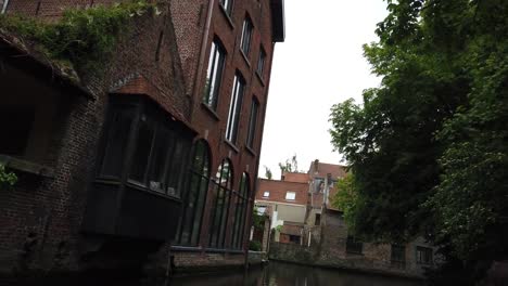 Brügge,-Belgien---Mai-2019:-Blick-auf-den-Wasserkanal-im-Stadtzentrum.-Touristischer-Spaziergang-auf-den-Wasserkanälen-der-Stadt.-Blick-von-einem-Touristenboot.