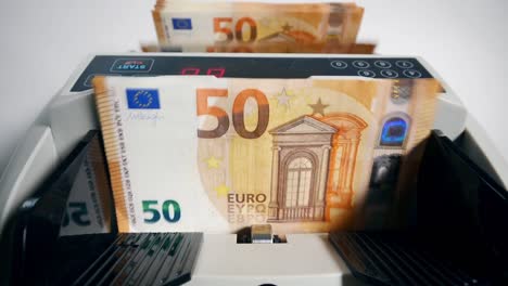 Fluss-von-Euro-Banknoten,-die-durch-das-Zählgerät-gehen