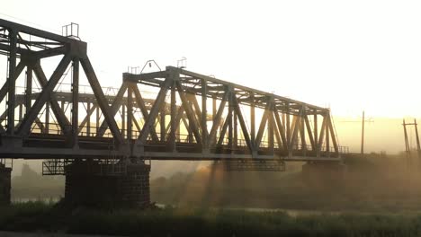 Eiserne-Eisenbahnbrücke-im-Morgengrauen-im-Nebel